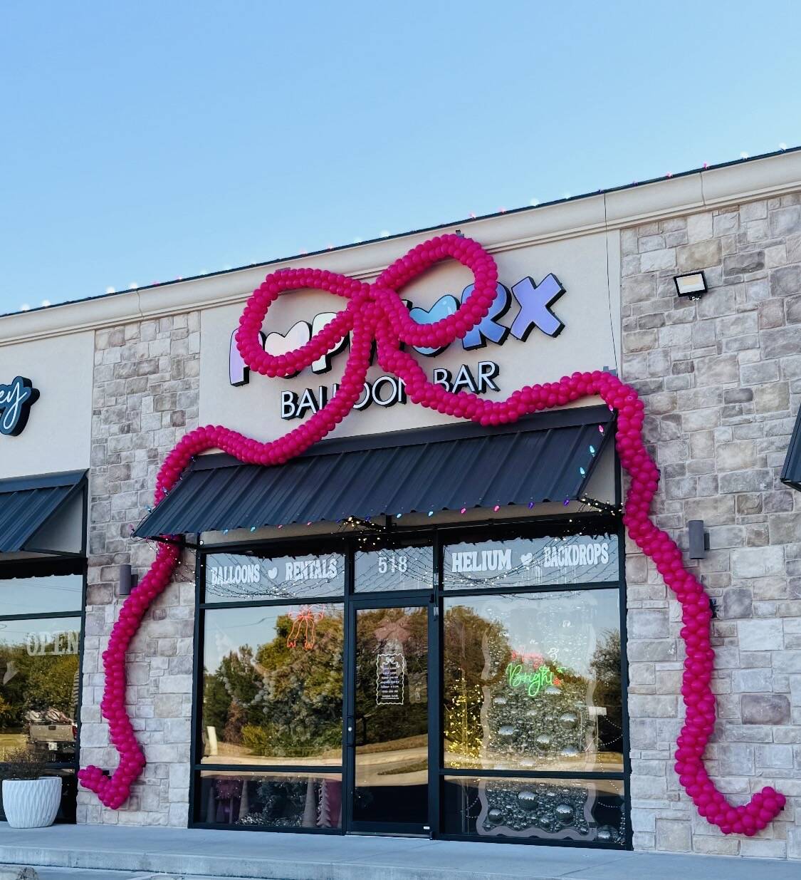 Magenta bow on the Balloon Bar